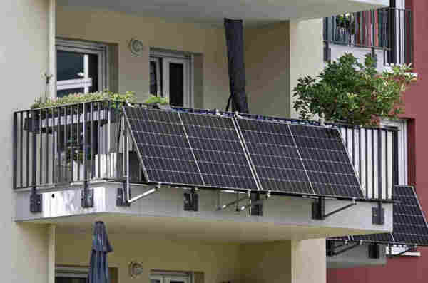 Solarzellen an einem Balkon