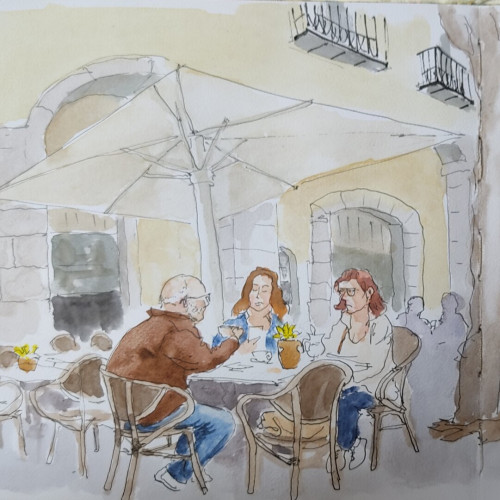 Unos turistas tomando un café en una terraza de la plaza. Dibujo a pluma coloreado con acuarela.