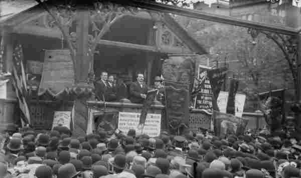 Connolly addresses a crowd of 8,000, New York City, May Day, 1908. By Unknown author - https://www.irishtimes.com/news/ireland/irish-news/loss-of-james-connolly-incalculable-to-irish-socialism-historian-1.2634399, Public Domain, https://commons.wikimedia.org/w/index.php?curid=128114457