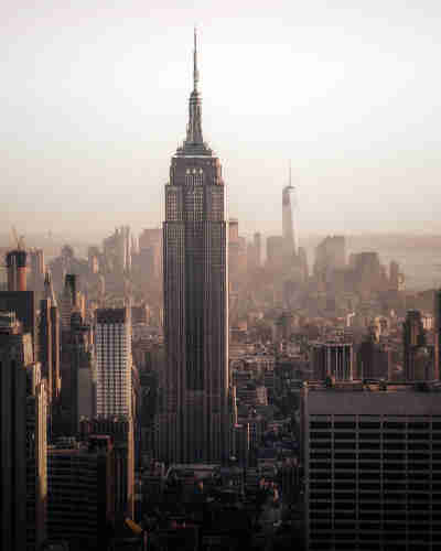 Empire State Building de día.