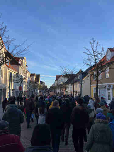 Innenstadt von Neustrelitz, voll mit demonstrierenden Menschen unter blauem Himmel.