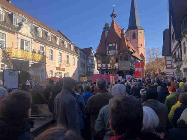 Foto Kundgebung vor dem historischen Rathaus in Michelstadt