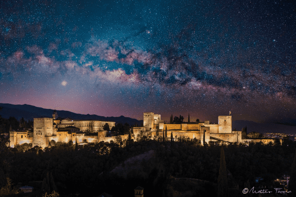 La Alhambra, en Granada, iluminada durante la noche.