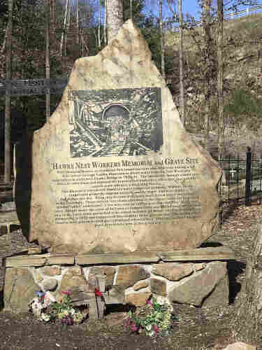 Historical marker "Hawks Nest Tunnel Disaster" on a large rock, with a description of the invent inscribed. By Jarek Tuszyński - Own work, CC BY 4.0, https://commons.wikimedia.org/w/index.php?curid=103008154