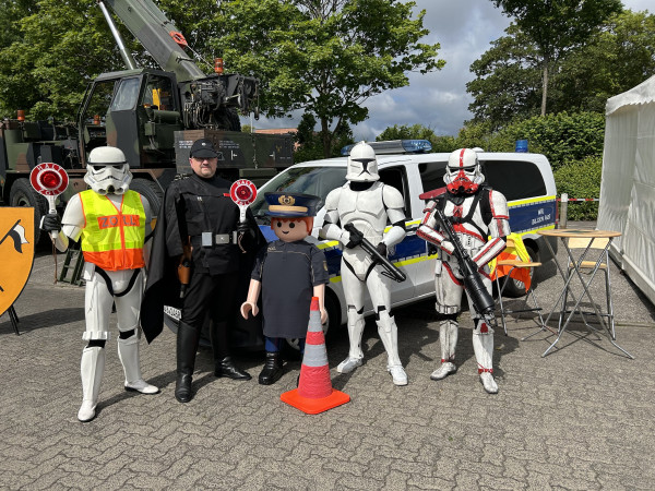 Zollstand auf der Kieler Woche:

Meherere Star Wars Charaktäre vor einem Einsatzfahrzeug. Ein Stormtrooper trägt Zollwarnweste und Zollkelle.