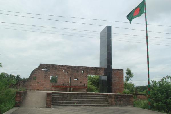 Chuknagar memorial: A brick wall, with some bricks missing, and a tall, black, rectangular tower emanating from it. By Kaushik sur - Own work, CC BY-SA 4.0, https://commons.wikimedia.org/w/index.php?curid=36499577
