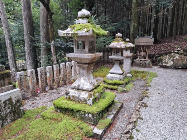 日本にある神社で撮った写真。灯籠にコケが生えている。