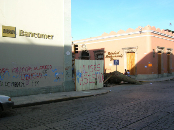 APPO barricade and graffiti in central Oaxaca, June 2006. One graffiti calls the state governor a murderer. By Cwhalvor, en user, personal work - Self-photographed, Public Domain, https://commons.wikimedia.org/w/index.php?curid=1481437