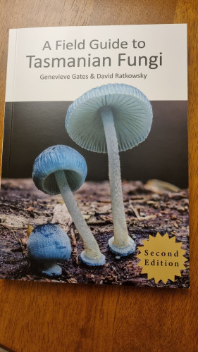 Front cover of the book A Field Guide To Tasmanian Fungi by Genevieve Gates and David Ratkowsky