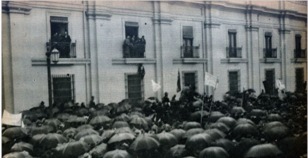 March in support of the proclamation of the Socialist Republic of Chile, in front of La Moneda Palace (June 12, 1932). By Unknown author - El Nuevo sucesos. Santiago : [s.n.], 1932-1934 (Santiago : Talleres Gráficos de El Nuevo Sucesos) 47 nos., n° 1567, (17 jun. 1932), p. 7, Public Domain, https://commons.wikimedia.org/w/index.php?curid=1566996