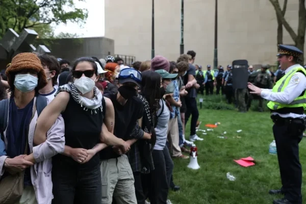Pro-Palestinian protesters link arms as Chicago police officers prepare to begin arrests at the Art Institute of Chicago in Chicago, Illinois on May 4, 2024 [Alex Wroblewski/EPA-EFE]