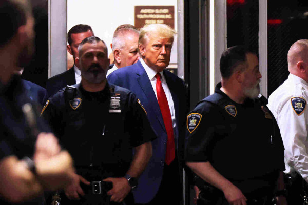 Donal Trump on his way to court surrounded by a police detail