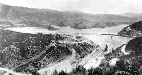 View of the dam looking north, with water in its reservoir, in February 1927. By Stearns, H.T. USGS - This file was derived from: The St. Francis Dam.jpg, Public Domain, https://commons.wikimedia.org/w/index.php?curid=10829037