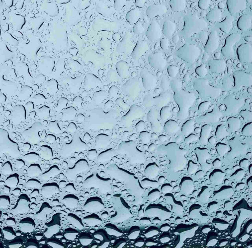 This is a photo taken from inside the car of raindrops on the sliding roof of the car.
It is already April and it is raining very cold today.