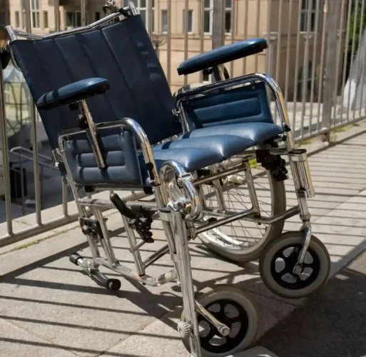 a picture of wheel chair with a missing wheel.