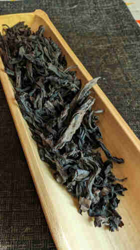 Dry rock oolong in a cha he.