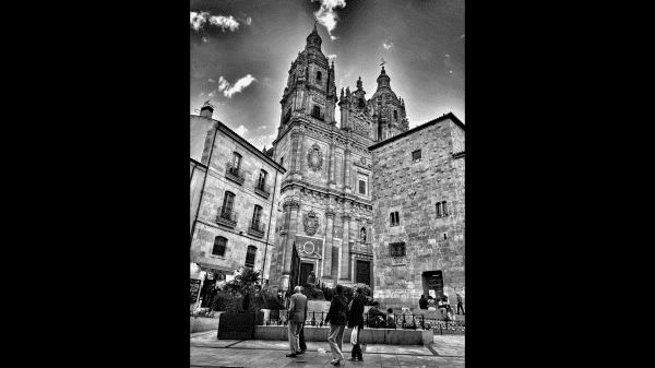 Imagen en blanco y negro de los edificios románicos de la Casa de las conchas y la Clerencía, en la preciosa ciudad de Salamanca, España y firmada por @kratos@masto.es