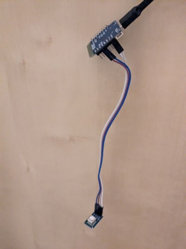 Wemos D1 Mini Mikrocontroller der mit vier Jumper Wires mit einem Sensirion SCD41 verbunden ist. Es gibt keine Gehäuse und die Beleuchtung fehlt auch.