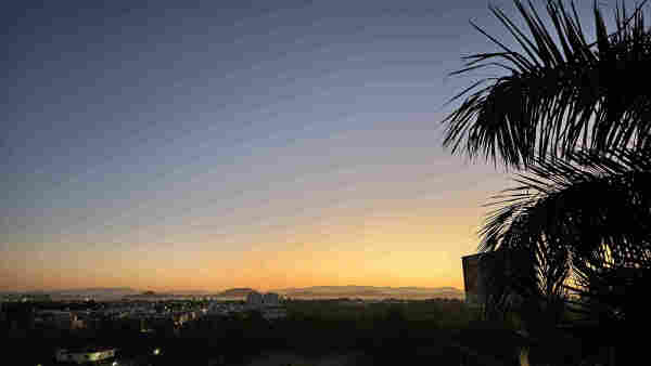 foto del amanecer desde mi cuarto de hotel

el cielo despejado se ve iluminado en tonos naranjas y amarillos