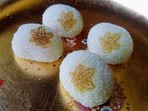 Kaede-mochi are a traditional sweet emblazoned with a maple leaf, signifying the fresh leaves of late spring. A soft rice cake dough is wrapped around sweet bean paste.