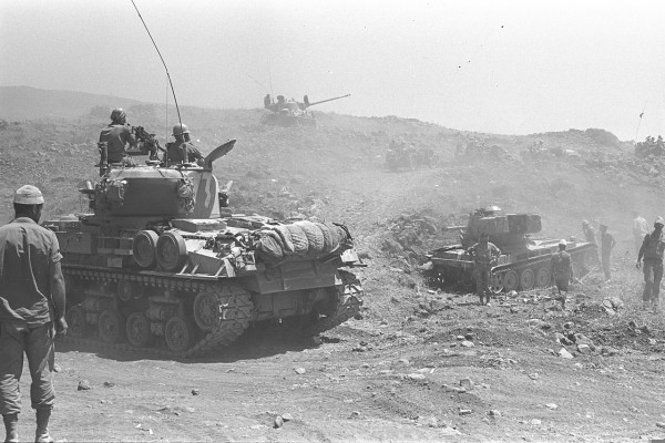 Israeli tanks advancing on the Golan Heights. By Government Press Office (Israel), CC BY-SA 4.0, https://commons.wikimedia.org/w/index.php?curid=59598576