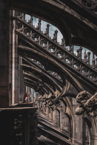 Vista de arcos en la zona de las terrazas superiores del Duomo de Milán.