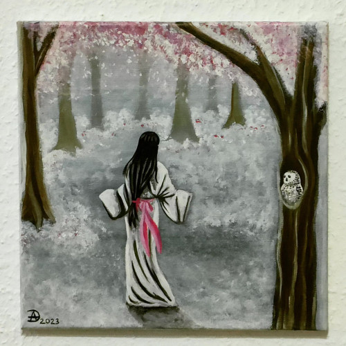 Eine Dame im weißen Kimono mit langem schwarzen Haar geht durch den Schnee umgeben von Kirschblütenbäumen. Eine Schneeeule sitzt rechts in einer Baumhöhle und beobachtet sie.
