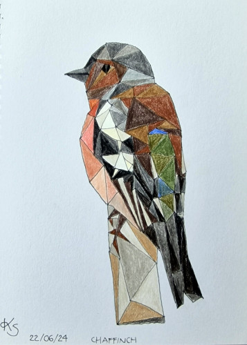 Drawing of a chaffinch perched on top of a dead tree stump with Polychromos colouring pencils. Both bird and tree are composed entirely of triangles and coloured in hues of brown, grey, black, white, green and a rosé belly so that two adjacent areas are always in different shades and colours