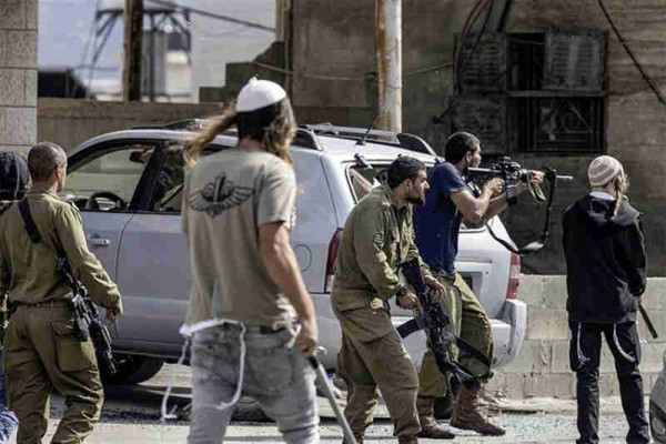 archived image of Israeli settlers attacking palestinians