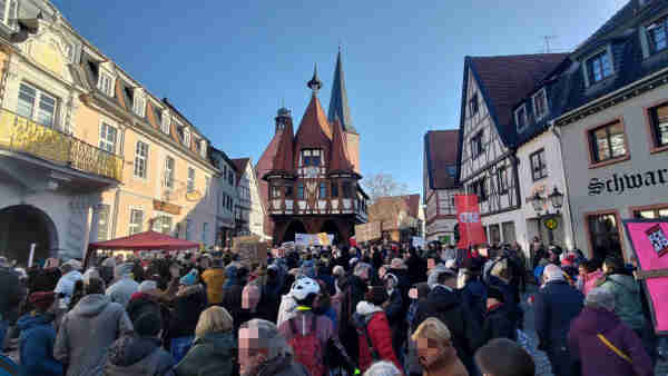 Michelstädter Marktplatz mit dem berühmten historischen Rathaus. auf dem Platz haben sich mehrere hundert Menschen versammelt um gegen Rassismus zu demonstrieren.