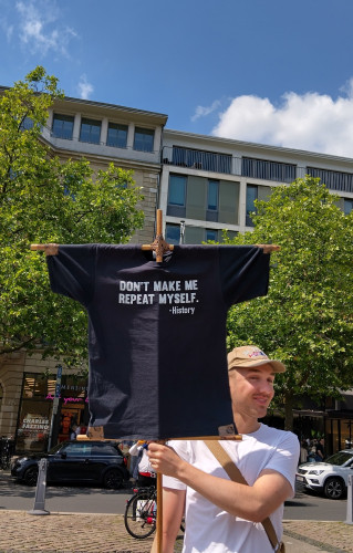 Demonstrant auf der #buntstattbraun Demo am Opernplatz Hannover mit T-Shirt:

Don't make me repeat myself.
History
