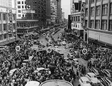 On December 3, 1946, the first official day of the Oakland general strike, crowds gathered in the streets, blocking traffic in downtown Oakland decorated for the Christmas season. By Unknown - Oakland Museum of Californiahttp://www.foundsf.org/index.php?title=Oakland_1946_General_Strikehttp://vm133.lib.berkeley.edu:8080/xtf/search?rmode=irle4&amp;metacollection=irle4&amp;sort=localuid&amp;startDoc=21, Fair use, https://en.wikipedia.org/w/index.php?curid=61220975