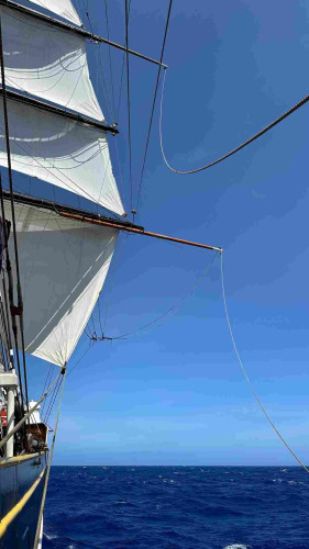 Two stun sail booms extended from the course and upper topsail yards. 