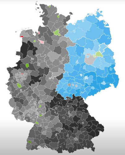 Deutschlandkarte die die Wahlergebnisse nach Farben erklaert. Die rechte Haelfte aka Ost-Deutschland ist blau eingefaerbt
