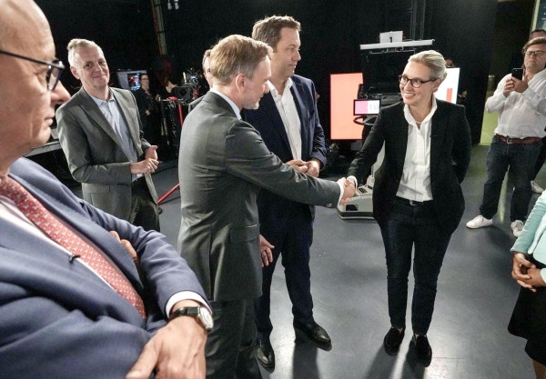 Foto: Im Rahmen der TV-Debatte vom 09.06.2023 gibt Alice Weidel (AfD) Christian Lindner (FDP) die Hand. Daneben zu sehen Lars Klingbeil (SPD) und Friedrich Merz (CDU).